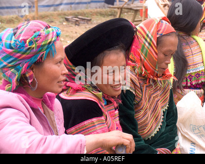 Vietnam Nordwesten können Cau Flower Hmong Hilltribe Markt lächelnde Gesichter von Frauen tragen traditionelle karierte Kopftüchern Stockfoto