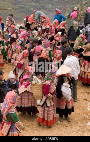 Vietnam kann Cau Blume H Mong Bergvolk Markt Schar von Frauen tragen traditionelle Schal gewebt und bestickt Samtjacken Stockfoto