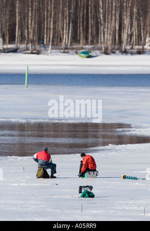 Fischer auf dünnem Eis im Frühling, Finnland Stockfoto