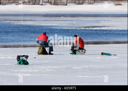 Fischer auf dünnem Eis im Frühling am Fluss Oulujoki, Oulu, Finnland Stockfoto