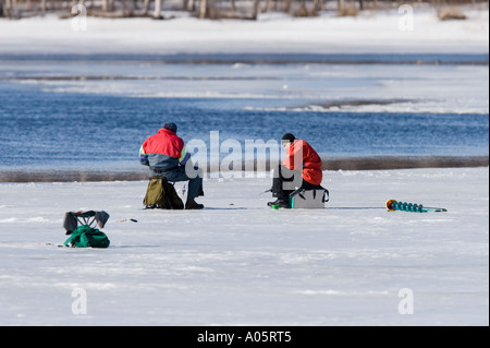 Fischer auf dünnem Eis im Frühling, Finnland Stockfoto