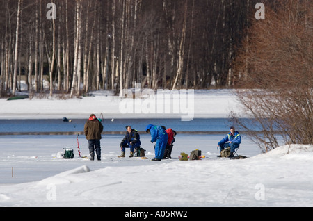 Gruppe von Fischern auf dünnem Eis im Frühling, Finnland Stockfoto