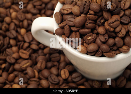 Tasse mit Kaffeebohnen, High Angle, hautnah. Stockfoto