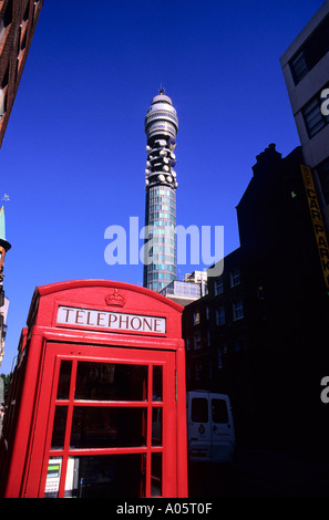 British Telecom BT Tower mit roten Telefon box im Vordergrund London UK Stockfoto