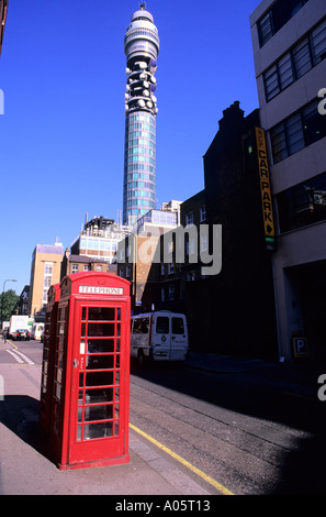 British Telecom BT Tower mit roten Telefon box im Vordergrund London UK Stockfoto