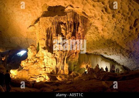 Vietnam Nordost Halong Bucht hängen Sung Sot Grotte Besucher unter beleuchteten unterirdischen Stalaktiten und Stalagmiten Stockfoto