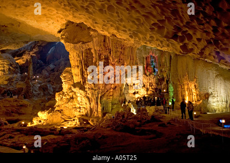 Nordöstlich Vietnam Halong Bucht hängen Sung Sot Höhle, beleuchteten unterirdischen Stalaktiten und Stalagmiten, von den Besuchern bewundert Stockfoto