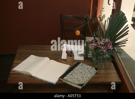 der Schreibtisch des Schriftstellers Hermann Hesse in seinem Hausmuseum in Montagnola Tessin Schweiz Stockfoto