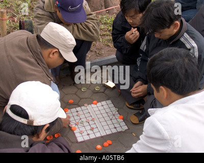 Vietnam Hanoi Zentrum Altstadt Kultur Freizeitbeschäftigungen Männer spielen Co Tuong chinesisches Schach im öffentlichen park Stockfoto