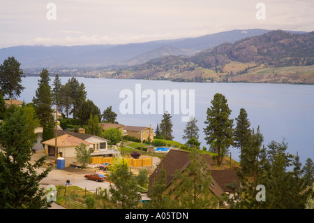 Malerische Aussicht auf ein Wohngebiet an einem See in einer schönen Anlage. Stockfoto