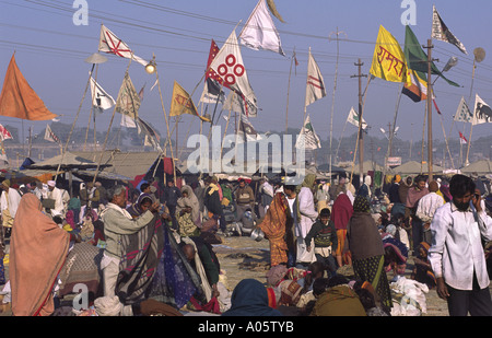 Flaggen der verschiedenen Gruppen von Pilgern. Khumb Mela Festival 2001-Allahabad, Uttar Pradesh, Indien. Stockfoto