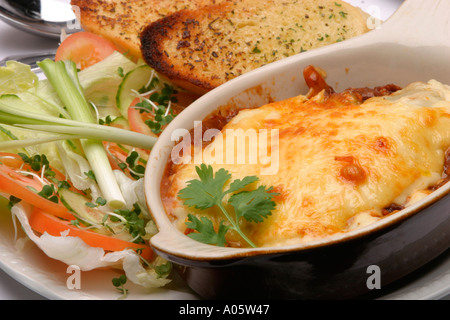 Essen Italienisch Main Course Lasagne und Salat mit Knoblauchbrot Stockfoto