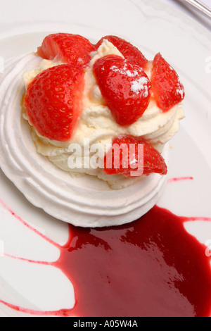 Essen Dessert Erdbeer-Baiser mit einem Hauch von Süße Fruchtsoße Stockfoto