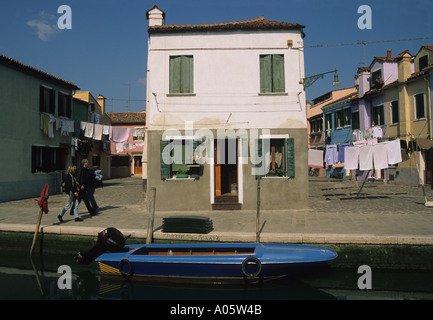 Typische Häuser und ein kleines Boot in Burano eine Kleinstadt in der Nähe von Venedig Italien Stockfoto
