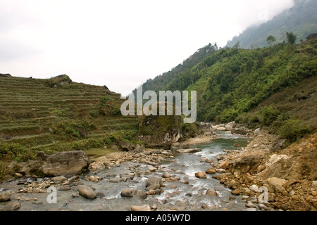 Nordwest Vietnam Sapa Hill Stammesgebiet Su Pfanne Golden Stream River Felsental auf der Durchreise Stockfoto