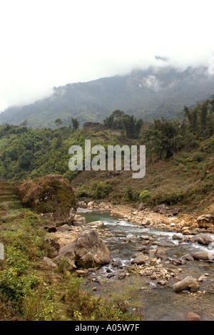 Nordwest Vietnam Sapa Hill Stammesgebiet Su Pfanne Golden Stream River Felsental auf der Durchreise Stockfoto