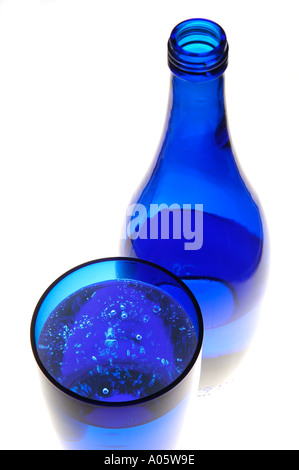 Flasche Mineralwasser in blauem Glas Stockfoto