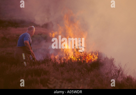 Feuerwehrmann Bekämpfung ein Moor Feuer auf Waldridge fiel, ein SSSI in der Nähe von Chester, Co. Durham, England, UK. Stockfoto