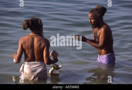 Pilger im Ganges zu Baden. Khumb Mela Festival 2001-Allahabad, Uttar Pradesh, Indien. Stockfoto