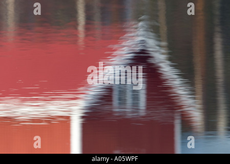 Spiegelbild der rote Bootshaus von der Wasseroberfläche reflektiert Stockfoto