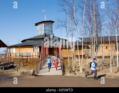 Kinder laufen Sie vom Hauptgebäude Liminganlahti Bay Nature Centre (Limingan Luontokeskus), Finnland Stockfoto