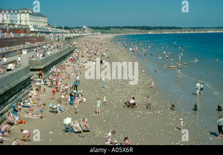 Urlaub Menschenmassen am Strand von Filey an einem Sommertag, North Yorkshire Coast, England, UK. Stockfoto