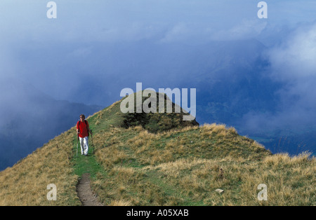 Wanderer am Alpenkamm und Wiese unterhalb der Gipfel des Morgenberghorn Berner Alpen Berner Oberland Schweiz Stockfoto