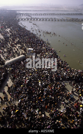 Massen von Pilgern am Ufer des heiligen Ganges. Khumb Mela Festival 2001-Allahabad, Uttar Pradesh, Indien. Stockfoto