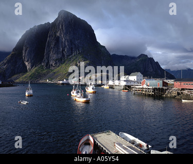 NEIN - LOFOTEN-INSELN: Hafen von Hamnøy Stockfoto