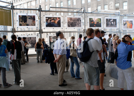 Besucher zum Ground Zero betrachten von Fotos über die 09:11 Angriff auf World Trade Center New York City Stockfoto