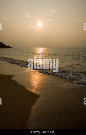 Sonnenuntergang über Hat Yao Beach Ko Phangan Thailand. Stockfoto