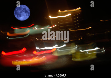 Blue Moon & Lichter der Stadt Stockfoto
