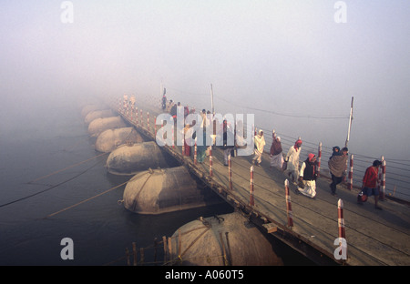 Massen von Pilgern, die Ankunft in religiöses fest. Khumb Mela Festival 2001-Allahabad, Uttar Pradesh, Indien. Stockfoto