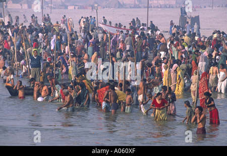 Massen von Pilgern am Ufer des heiligen Ganges. Khumb Mela Festival 2001-Allahabad, Uttar Pradesh, Indien. Stockfoto