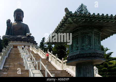 Riesige bronzene Statue des Buddha im Po Lin Monastery auf Lantau Island in Hongkong Stockfoto