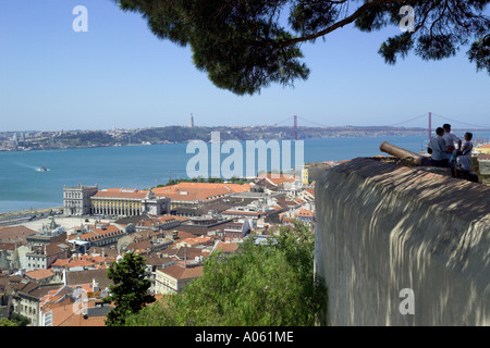 Lissabon, das Castelo de Sao Jorge und Blick von der Stadtmauer über die Baixa-Viertel von Lissabon zum Fluss Tejo Stockfoto