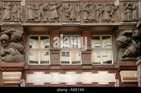 Marmor-Fries-Relief auf Seite der Banka Legii Gebäude Na Porici Straße im zentralen Prag Tschechische Republik Stockfoto