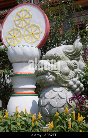 Dekorative Tempel Statuen am Po Lin Monastery auf der Insel Lantau in Hong Kong Stockfoto