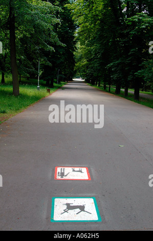 Anzeichen auf Asphaltstraße durch den öffentlichen Park in Holesovice Bezirk Prag Tschechische Republik Stockfoto