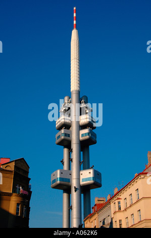 Die riesigen Zizkov Sender Fernsehturm mit kriechenden "Babys" im Stadtteil Zizkov Prag Tschechische Republik Stockfoto