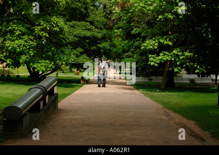 Menschen, die ein Spaziergang an der südlichen Gärten Jizni Zahrady auf der Pragerburg in Tschechien Stockfoto