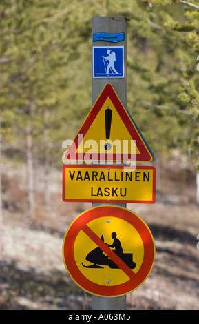 Finnische Verkehrsschild an Wanderroute Warnung vor gefährlichen Abstieg und Verweigerung der Nutzung von Schneemobilen, Finnland Stockfoto