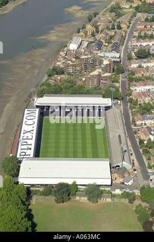 Luftaufnahme von Fulham Football Club, auch bekannt als Craven Cottage und, beherbergt die Cottagers auch bekannt als die weißen