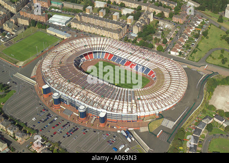 Luftaufnahme des Stadion Hampden Park in Glasgow, Schottland National Football Stadium, auch Heimat der Queen Park Football Club Stockfoto