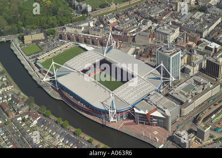 Antenne das Millennium Stadium in Cardiff, Wales, die für Rugby Union, home Fußball-Länderspiele und Konzerte dient anzeigen Stockfoto