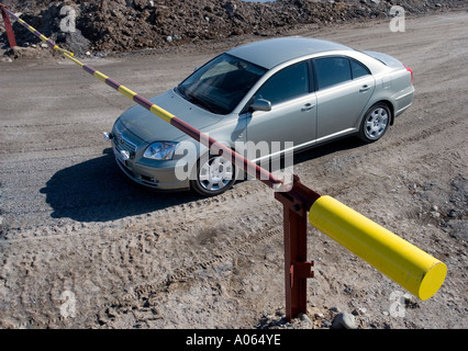 Straße geschlossen mit Stahlbarriere Ausleger Tor, Finnland Stockfoto