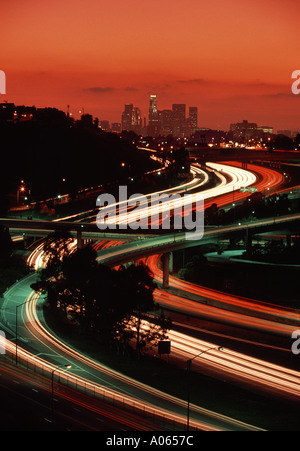Skyline von Los Angeles und Autobahnen bei Sonnenuntergang Los Angeles Kalifornien USA Stockfoto
