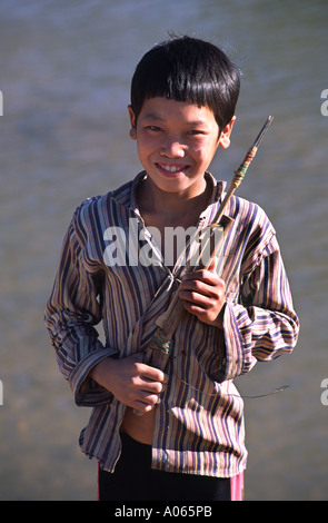 Junge mit einer Harpune. Luang Nam Tha, Laos. Stockfoto