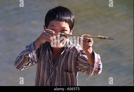 Junge mit einer Harpune. Luang Nam Tha, Laos. Stockfoto