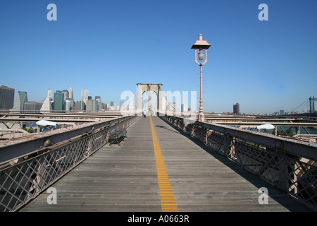 Überspannt den East River von Brooklyn nach Manhattan, die Brooklyn Bridge, New York Stockfoto